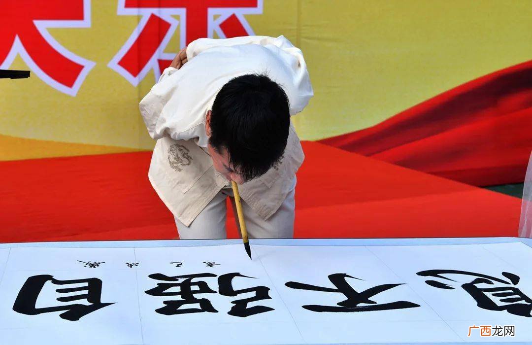 身残志坚的人物有哪些,身残志坚的人物故事有哪些简写？
