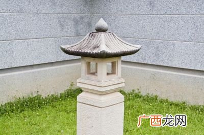 带明镜的成语,一个门上面写着明镜是什么成语？