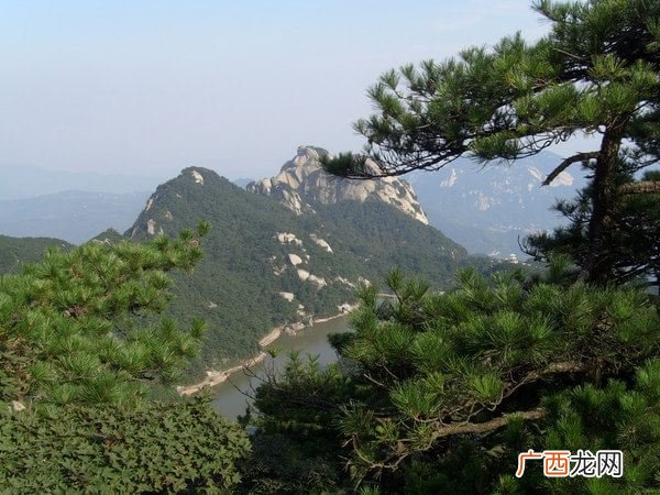 天柱山具体位置,黄山和天柱山属于哪个山脉？