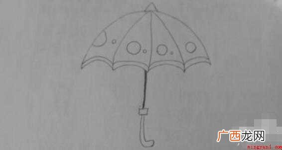 雨伞简笔画怎么画 画出雨伞顶部的小三角形 雨伞简笔画怎么画