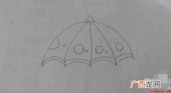 雨伞简笔画怎么画 画出雨伞顶部的小三角形 雨伞简笔画怎么画
