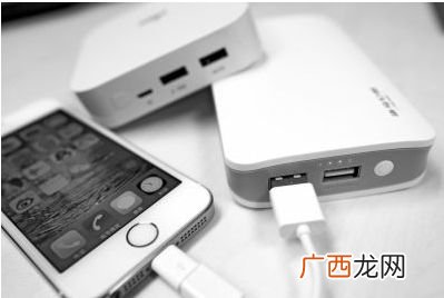 手机充电宝怎么用,老人机上充电宝怎么用？