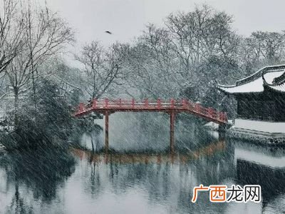 日暮苍山远的下一句是什么,出门柴门尚懒开全诗？