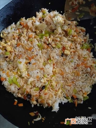 老干妈蛋炒饭做法,老干妈炒饭放多了苦吗？