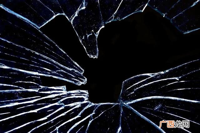 形容玻璃打碎的声音一个象声词,玻璃碎的声音用什么字形容？