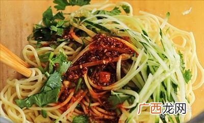 凉拌面调汁怎么做,胡萝卜土豆怎么做拌面?