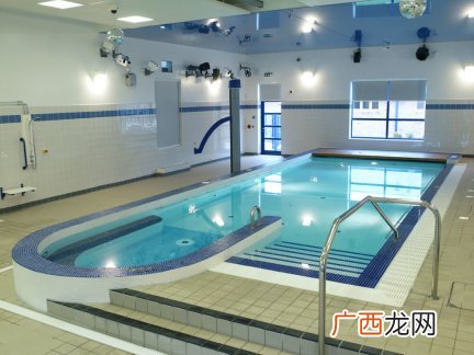 室内游泳池有没有什么利弊,幼儿园室内游泳池的优缺点？