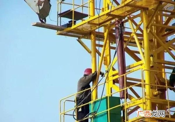 塔吊机怎么升高的,建筑工地上的吊塔是用什么原理一层层升高的？