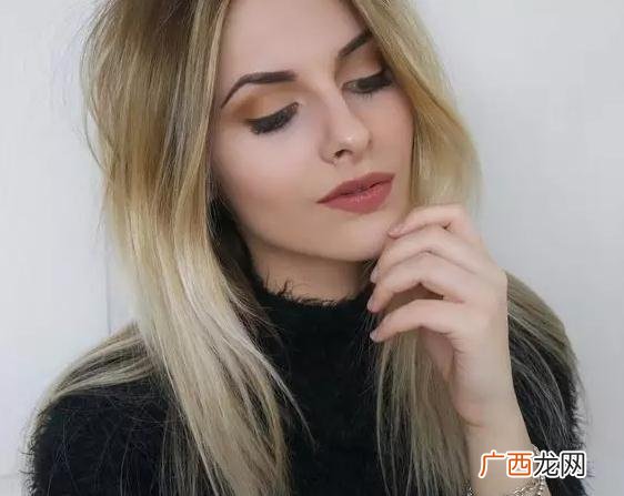 豆沙红适合什么肤色,60岁的女人可以穿豆沙红的衣服吗？