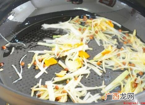 海鱼用小水泡发,除掉背鳍及其内脏器官,清理整洁后,干水分预留 带鱼干怎么做好吃又简单