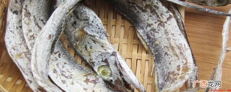 海鱼用小水泡发,除掉背鳍及其内脏器官,清理整洁后,干水分预留 带鱼干怎么做好吃又简单