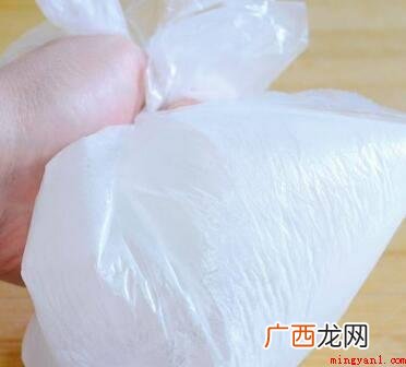 海鱼用小水泡发,除掉背鳍及其内脏器官,清理整洁后,干水分预留 带鱼干怎么做好吃又简单