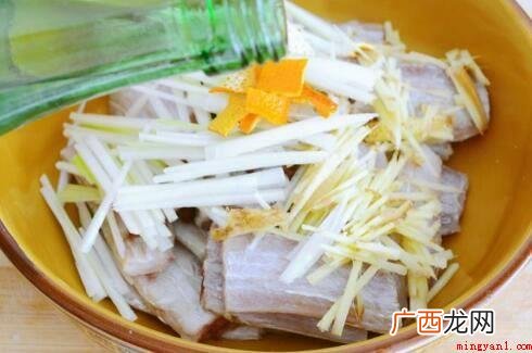 海鱼用小水泡发,除掉背鳍及其内脏器官,清理整洁后,干水分预留 带鱼干怎么做好吃又简单