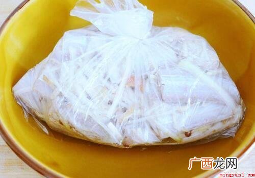 海鱼用小水泡发,除掉背鳍及其内脏器官,清理整洁后,干水分预留 带鱼干怎么做好吃又简单