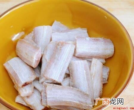 海鱼用小水泡发,除掉背鳍及其内脏器官,清理整洁后,干水分预留 带鱼干怎么做好吃又简单