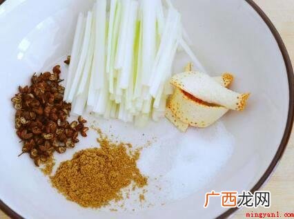 海鱼用小水泡发,除掉背鳍及其内脏器官,清理整洁后,干水分预留 带鱼干怎么做好吃又简单