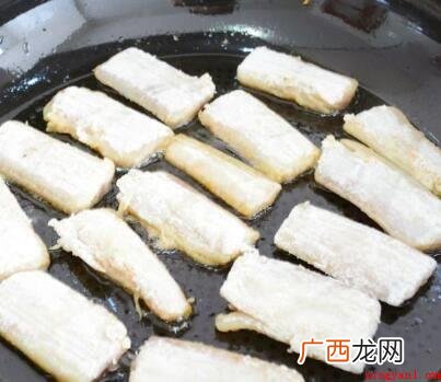 海鱼用小水泡发,除掉背鳍及其内脏器官,清理整洁后,干水分预留 带鱼干怎么做好吃又简单