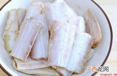 海鱼用小水泡发,除掉背鳍及其内脏器官,清理整洁后,干水分预留 带鱼干怎么做好吃又简单