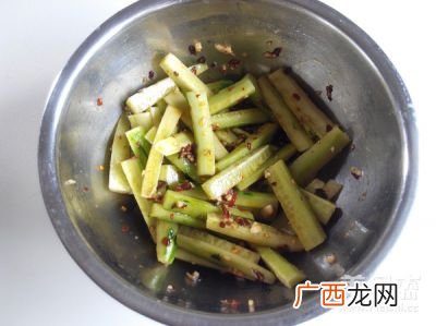 凉拌黄瓜条怎么做,凉拌青瓜放冰箱冷藏好不好吃？