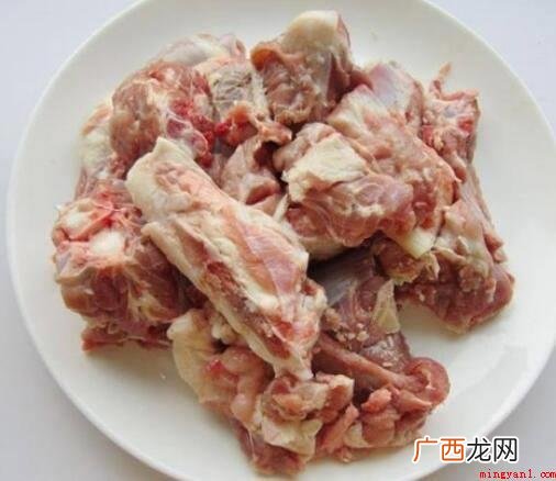羊腿、胡萝卜、盐、姜、圆葱 家常炖羊腿怎么做好吃又简单