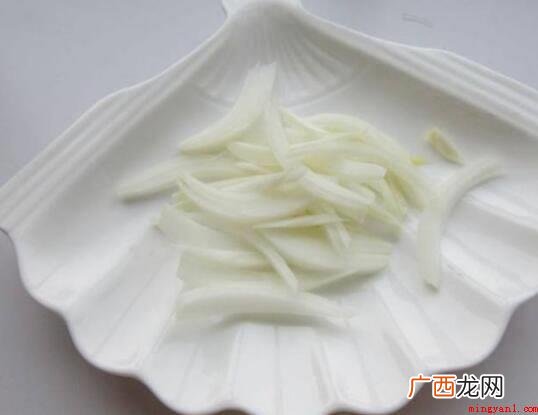 羊腿、胡萝卜、盐、姜、圆葱 家常炖羊腿怎么做好吃又简单