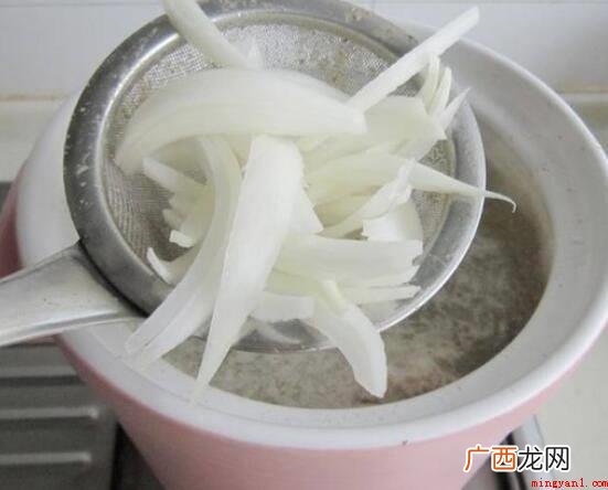 羊腿、胡萝卜、盐、姜、圆葱 家常炖羊腿怎么做好吃又简单