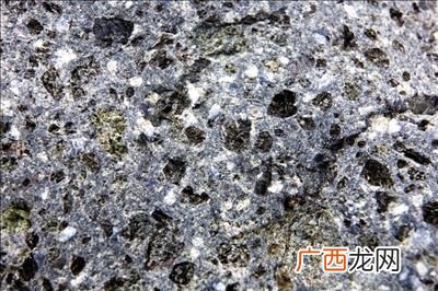 赤铁矿石的主要成分是什么,用2000t含杂质百分之25的赤铁矿石，可以炼出铁的质量是多少？