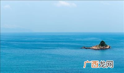水是透明的为什么大海却是蓝色的,湖水呈蓝色是什么原因？