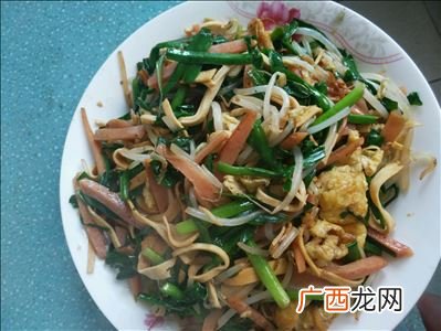 韭菜豆芽炒鸡蛋叫什么菜名,韭菜豆芽粉丝蛋那样做法?