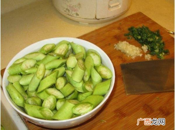 青茄子怎么做好吃又简单,素炒青茄子做法？