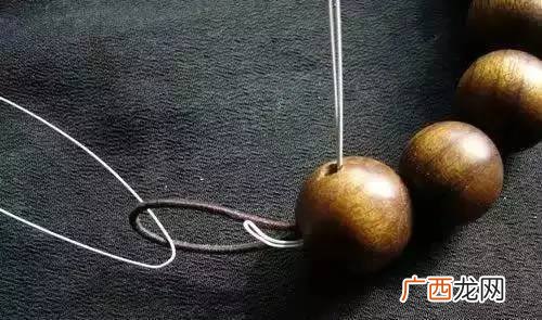手串三通穿法怎么做,三通手串穿法与打结方法？