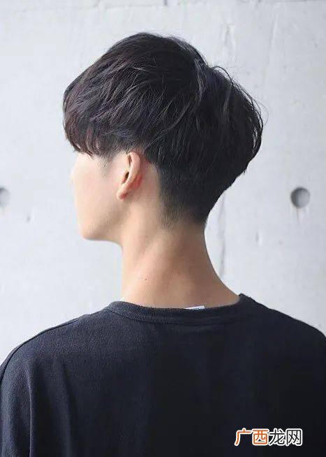 男士中分发型后脑勺照,男士盖住耳朵的发型？