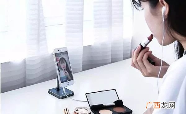 镜子手机拍照照片哪个真实,镜子里的自己真是还是手机照相机真实，还有我手机正面相机照的和反面相机为什么照的样子不一样？