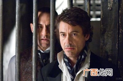福尔摩斯本人是真实存在的吗,在福尔摩斯的探案过程中，华生通常是一种什么样的角色？