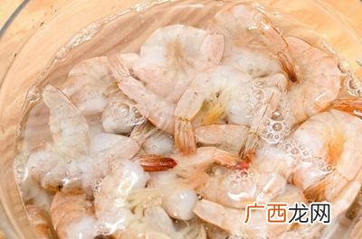 大神们谁知道虾要煮多久才熟,虾仁煮几分钟？