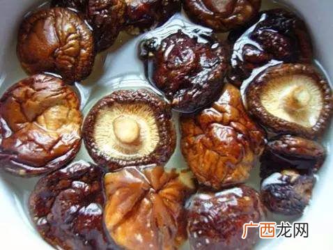 洗过的香菇隔夜能吃吗,水里焯过水的磨菇可隔夜吗？