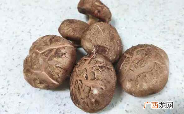 吃香菇会过敏吗有人提出了这样的质疑