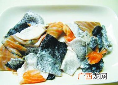 三文鱼皮能带鳞吃吗,清蒸三文鱼的家常吃法？