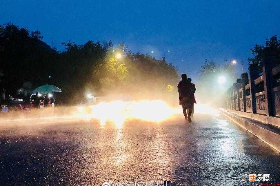 就让大雨冲刷记忆中的沙,这首歌叫什么