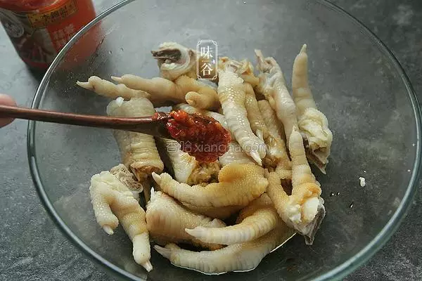 鸡脚做法,煮鸡爪的做法和配料?