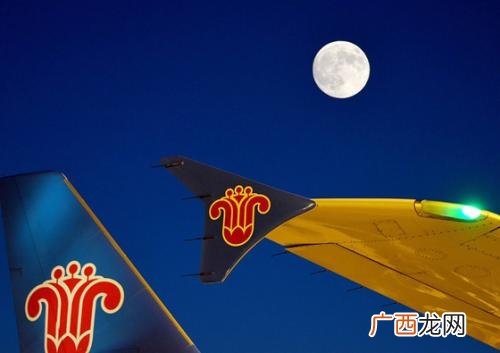 在飞机上看月亮怎么在下面啊,晚上坐飞机能看到什么？