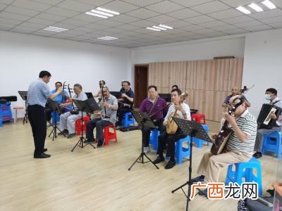 关喆是哪个大学的声乐老师,关喆和关名扬是亲兄妹吗？