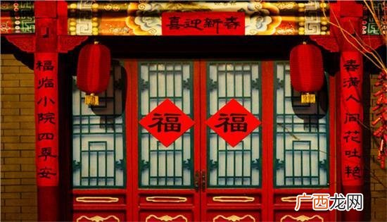 最早的春联写在什么上,世界上最早的对联是什么？