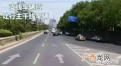 交通规则左转让直行是哪些情况,为什么左转弯对面也直行?