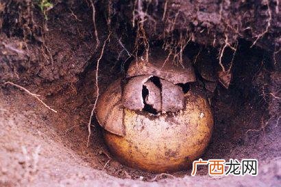 人死后用棺材埋在土里多久会腐烂,放入棺木的尸体土葬后多长时间就完全腐烂？