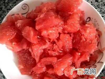 爆汁葡萄柚怎么吃共有3步 爆汁葡萄柚怎么吃