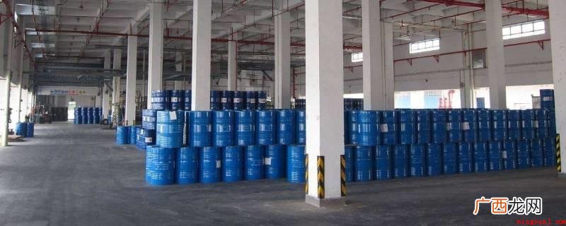 存储应用危化品应设定洗眼器、淋浴器、可燃气体报警器、火灾报警 储存使用危化品应设置哪些安全设施