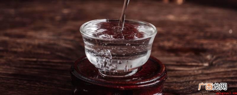 苦酒是由高品质侗禾糯精造成的饮料,又称吊酒,是一种无需烧的酒 苦酒是什么酒