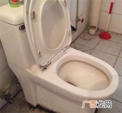 马桶堵了但还缓慢下水,马桶堵住了，水能流下去，但是很缓慢，不知道是粪便堵住了，还是有头？