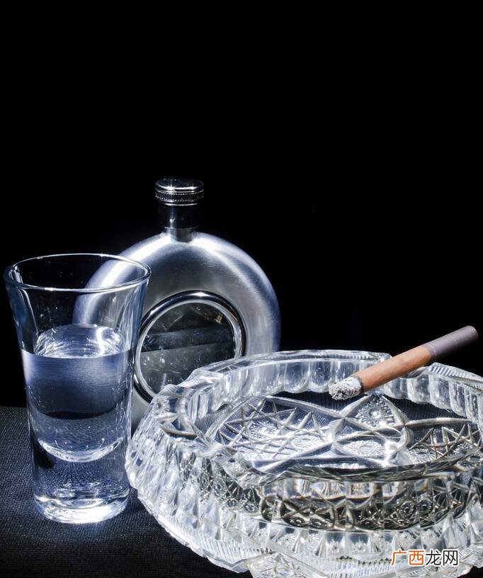 烟灰缸里为什么不能倒水,烟头丢到有水的烟灰缸里，会有毒？